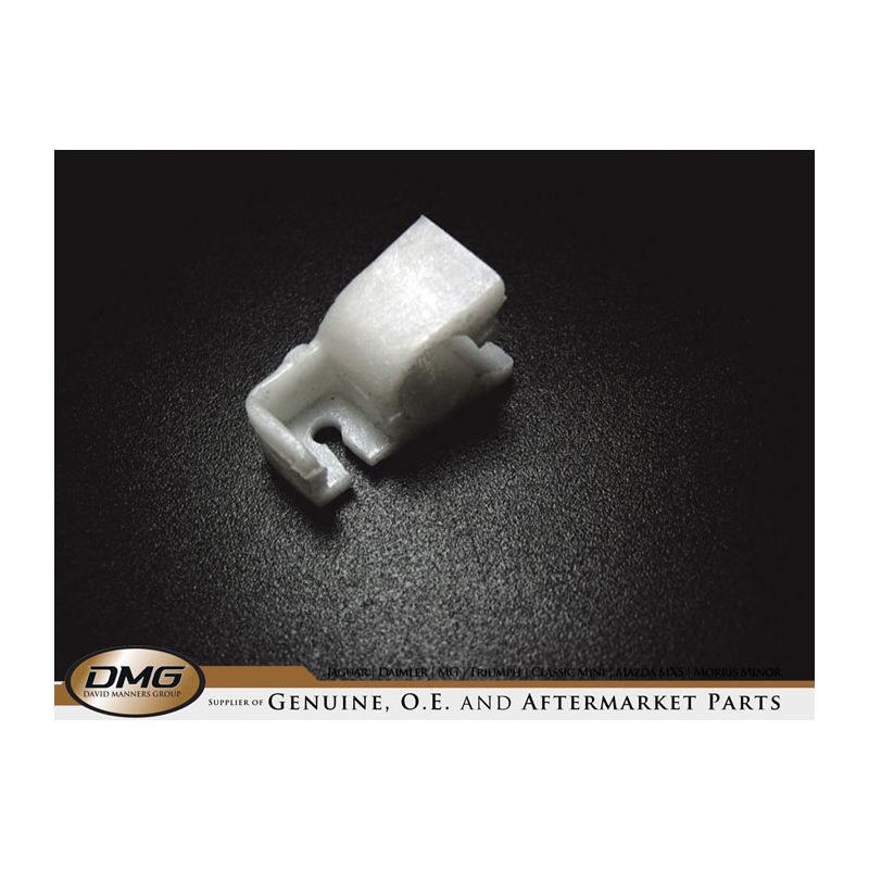 PETROL PIPE CLIP:  E-TYPE V12